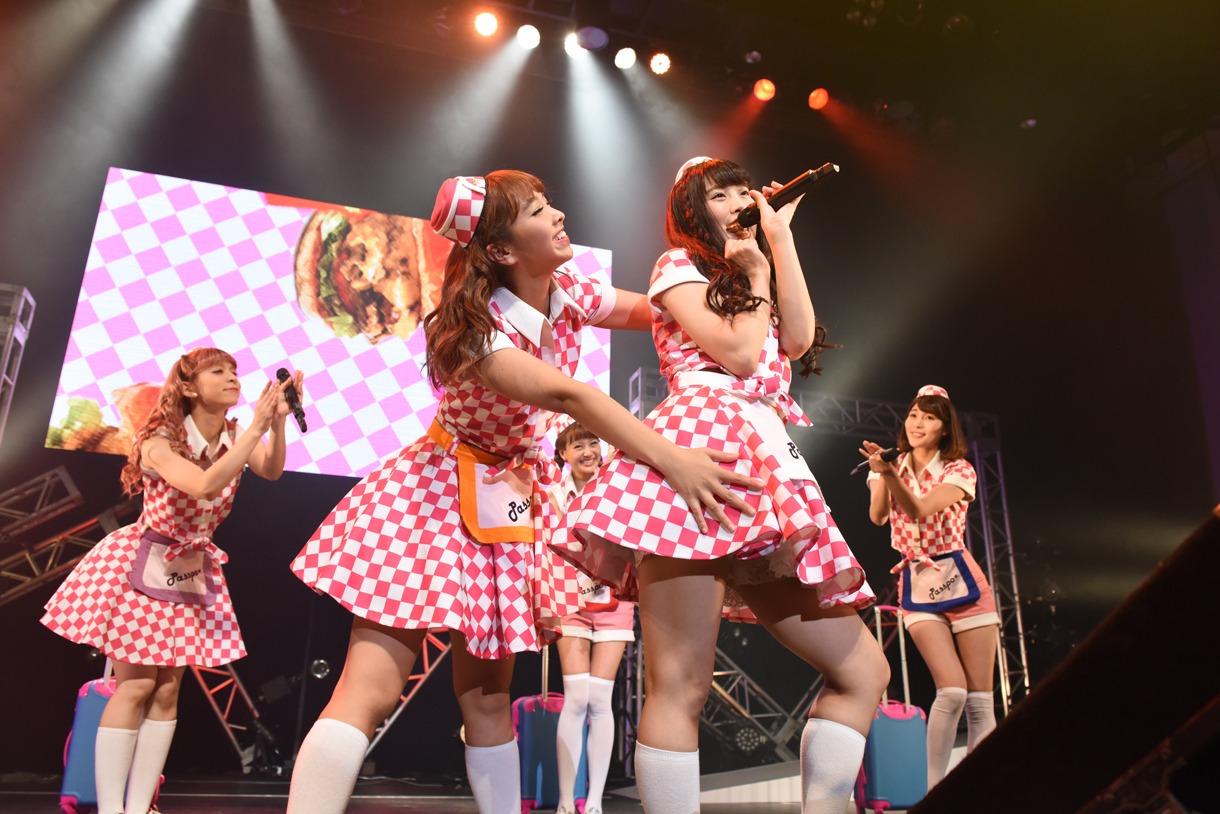 PASSPO☆ワンマンフライト「速度上昇！スーパーソニック～機内食を食べている暇はございません～」の様子。