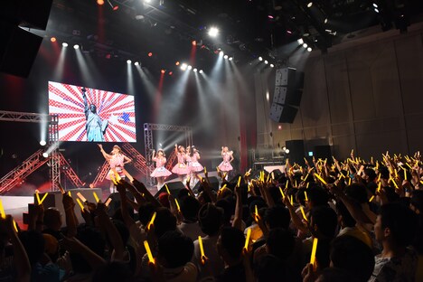 岩村捺未生誕記念で灯されたオレンジの誘導灯（ペンライト）。