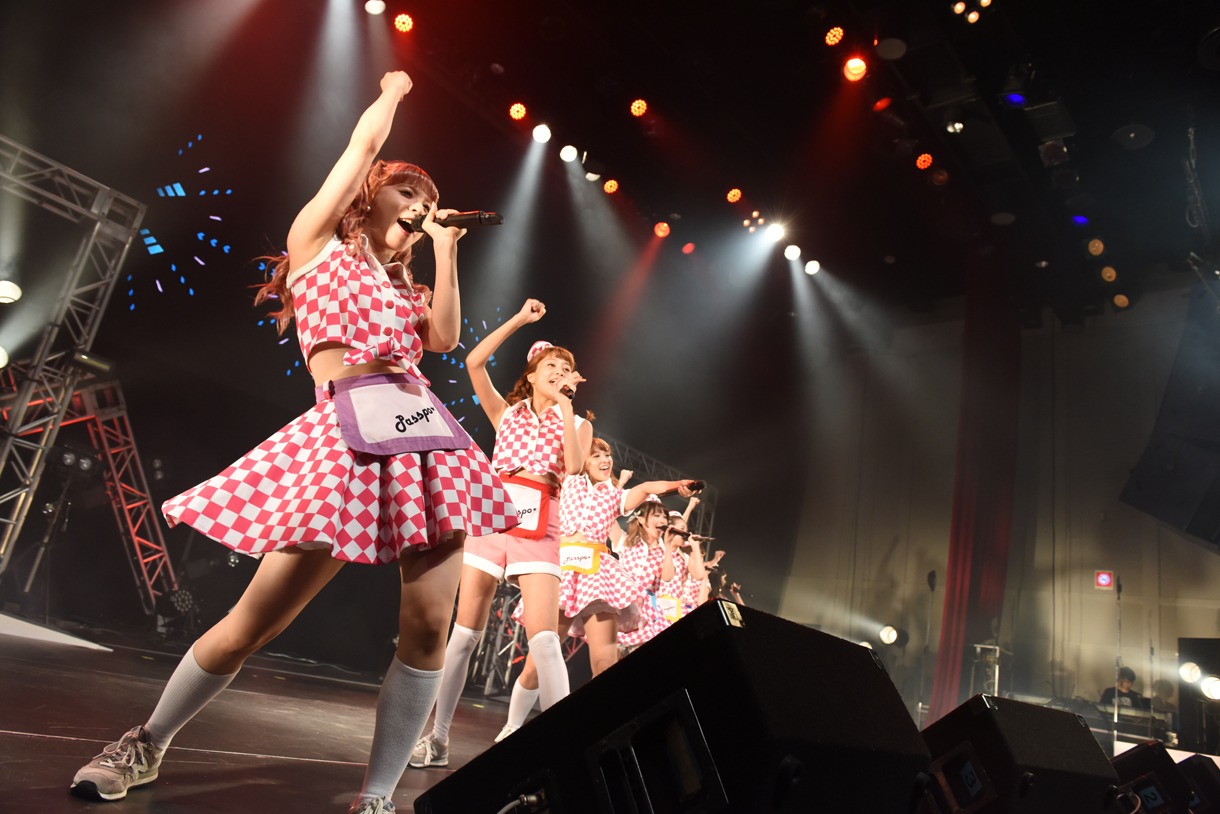 PASSPO☆ワンマンフライト「速度上昇！スーパーソニック～機内食を食べている暇はございません～」の様子。