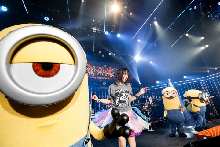 映画「ミニオンズ」のキャラクターたちと共演するLiSA。（Photo by hajime kamiiisaka）（(c)2015 Universal Studios.）