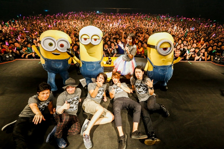 終演後記念撮影する出演者とLiSAッ子。（Photo by hajime kamiiisaka） (c)2015 Universal Studios.