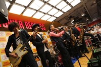 タワーレコード渋谷店サプライズライブの様子。（写真提供：avex trax）