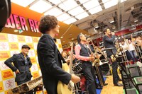 タワーレコード渋谷店サプライズライブの様子。（写真提供：avex trax）