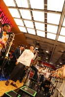 タワーレコード渋谷店サプライズライブの様子。（写真提供：avex trax）