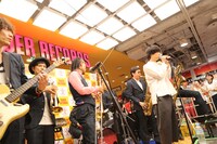 タワーレコード渋谷店サプライズライブの様子。（写真提供：avex trax）