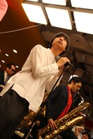 タワーレコード渋谷店サプライズライブの様子。（写真提供：avex trax）