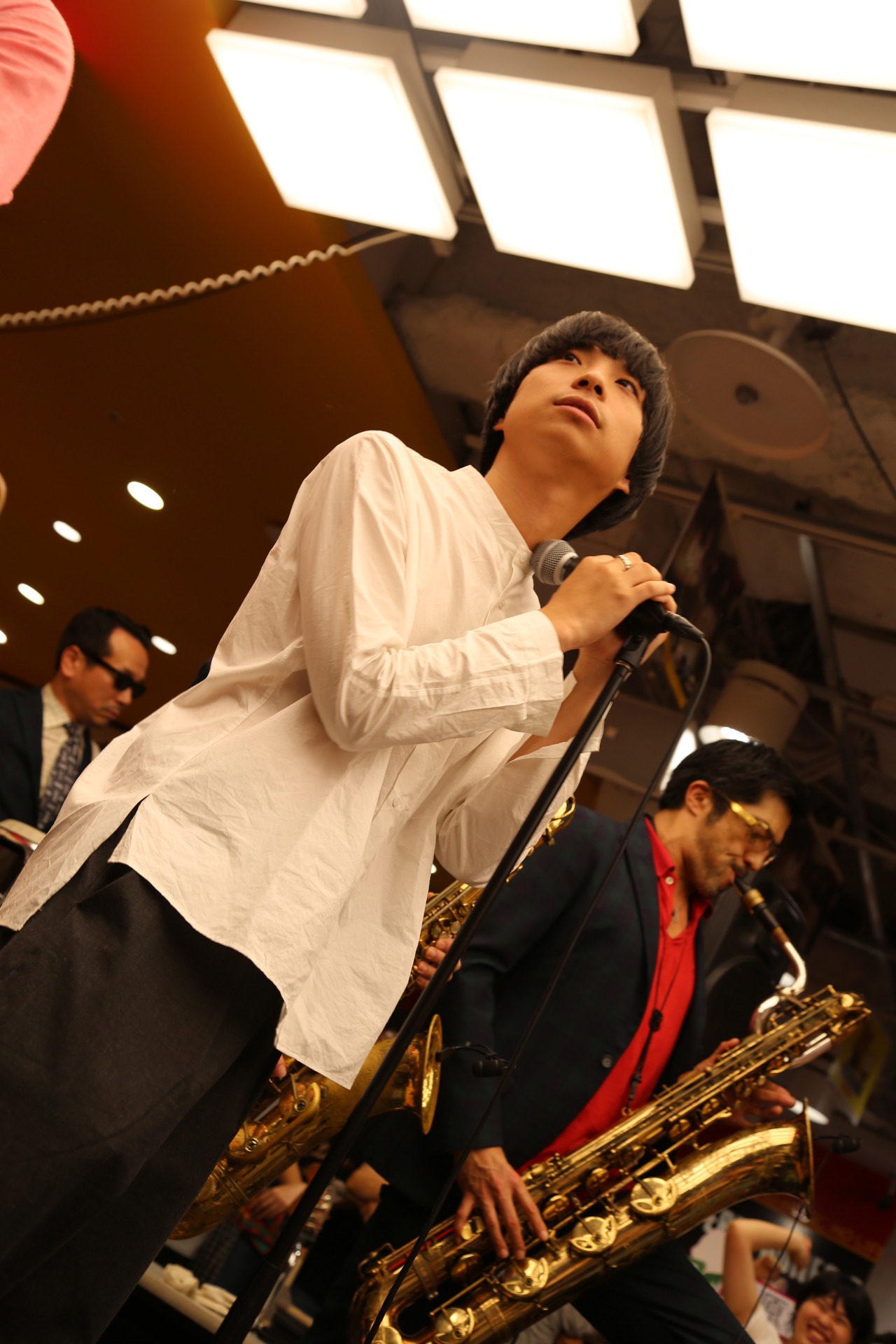タワーレコード渋谷店サプライズライブの様子。（写真提供：avex trax）