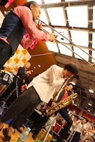 タワーレコード渋谷店サプライズライブの様子。（写真提供：avex trax）