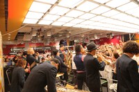 タワーレコード渋谷店サプライズライブの様子。（写真提供：avex trax）