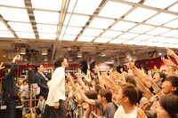 タワーレコード渋谷店サプライズライブの様子。（写真提供：avex trax）
