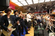 タワーレコード渋谷店サプライズライブの様子。（写真提供：avex trax）