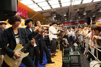 タワーレコード渋谷店サプライズライブの様子。（写真提供：avex trax）