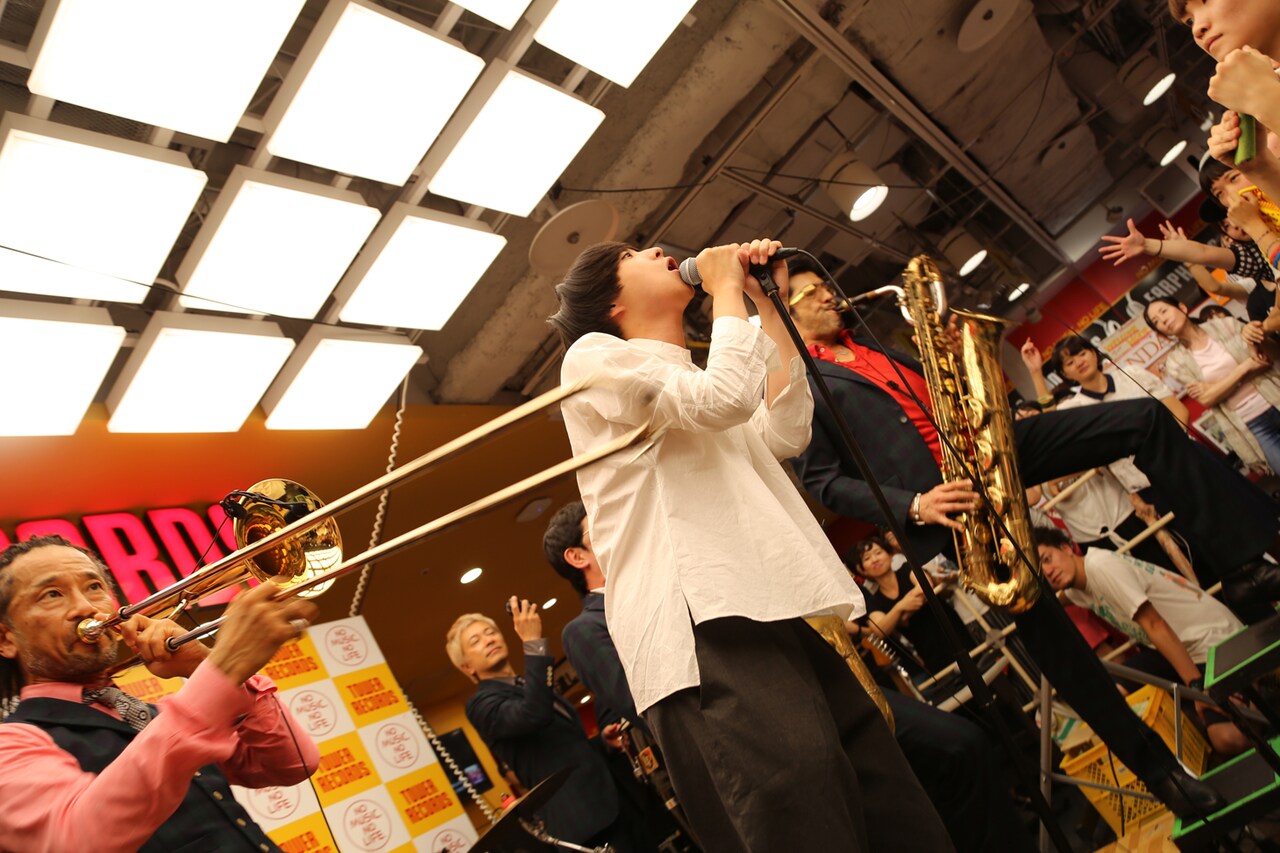 タワーレコード渋谷店サプライズライブの様子。（写真提供：avex trax）