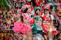 左から佐々木彩夏、有安杏果、百田夏菜子（ももいろクローバーZ）。（Photo by HAJIME KAMIIISAKA+Z）