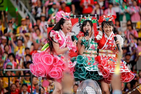 左から佐々木彩夏、有安杏果、百田夏菜子(ももいろクローバーZ)。(Photo by HAJIME KAMIIISAKA+Z)