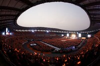 ももいろクローバーZ「ももいろクローバーZ 桃神祭2015 エコパスタジアム大会～遠州大騒儀～」の様子。（Photo by HAJIME KAMIIISAKA+Z）