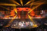 「ハロウィン・ナイト」歌唱の様子。(c)AKS