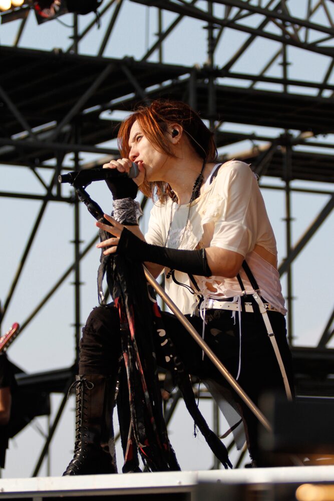 人気画像6位は「Acid Black Cherry、気温38℃の大阪フリーライブに3万5  