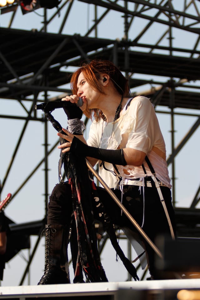 人気画像6位は「Acid Black Cherry、気温38℃の大阪フリーライブに3万5千人集結」より、yasu。