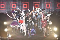 「ハロウィン・ナイト」歌唱の様子。(c)AKS