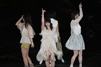 「記憶のジレンマ」歌唱の様子。(c)AKS