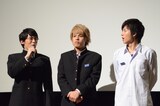 映画「コープスパーティー」舞台挨拶の様子。左から諒太郎、JUN（BEE SHUFFLE）、池岡亮介。