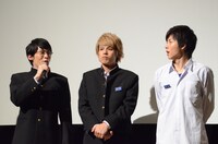 映画「コープスパーティー」舞台挨拶の様子。左から諒太郎、JUN（BEE SHUFFLE）、池岡亮介。