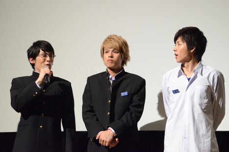 「コープスパーティー」舞台挨拶の様子。左から諒太郎、JUN(BEE SHUFFLE)、池岡亮介。