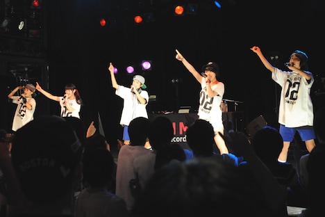 MAGiC BOYZとライムベリーのコラボパフォーマンスの様子。