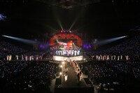 「一歩目音頭」歌唱の様子。(c)AKS