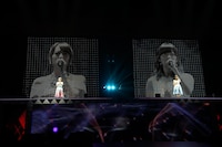 「明日は明日の君が生まれる」歌唱の様子。(c)AKS