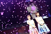 左から高橋みなみ、指原莉乃。(c)AKS