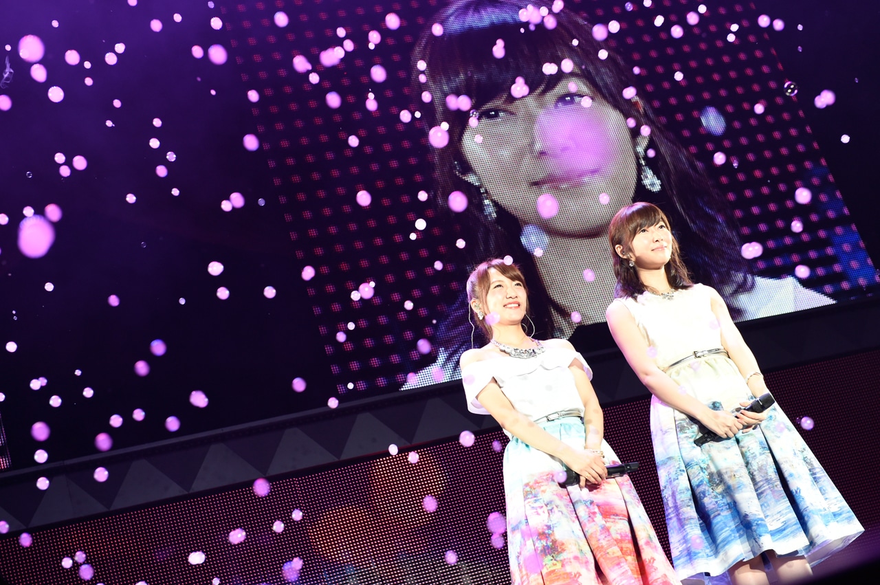 左から高橋みなみ、指原莉乃。(c)AKS