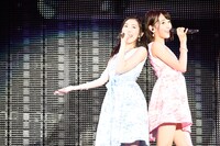 左から渡辺麻友、宮脇咲良。(c)AKS