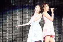 左から渡辺麻友、宮脇咲良。(c)AKS