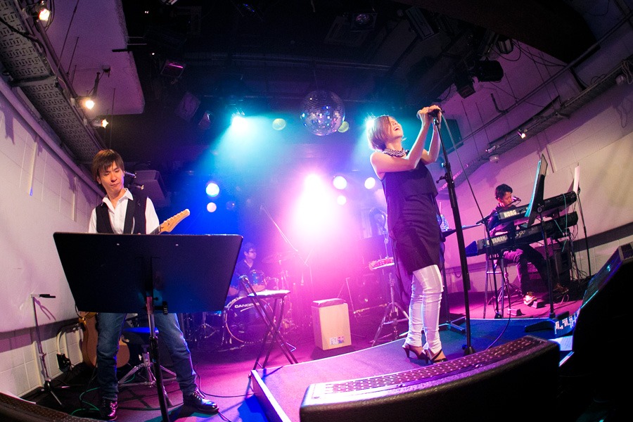 8月1日の大阪・hillsパン工場ライブの様子。