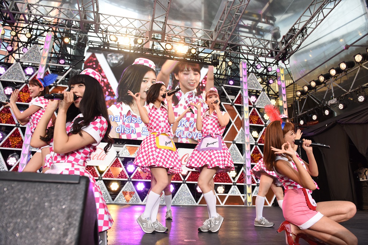 PASSPO☆によるライブの様子。