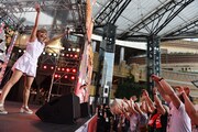 まなみのりさによるライブの様子。