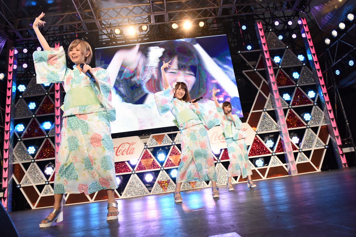 まなみのりさによるライブの様子。