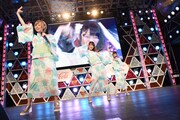 まなみのりさによるライブの様子。