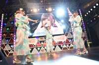 まなみのりさによるライブの様子。