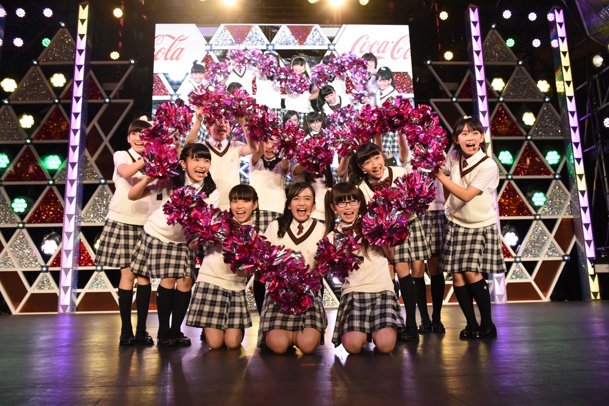 さくら学院によるライブの様子。