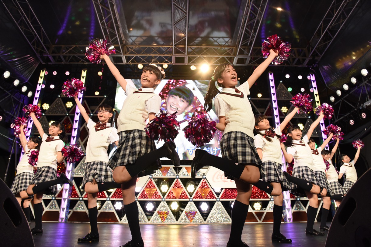 さくら学院によるライブの様子。