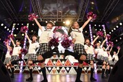 さくら学院によるライブの様子。