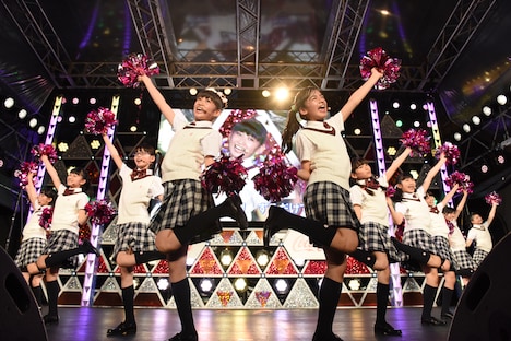 さくら学院によるライブの様子。