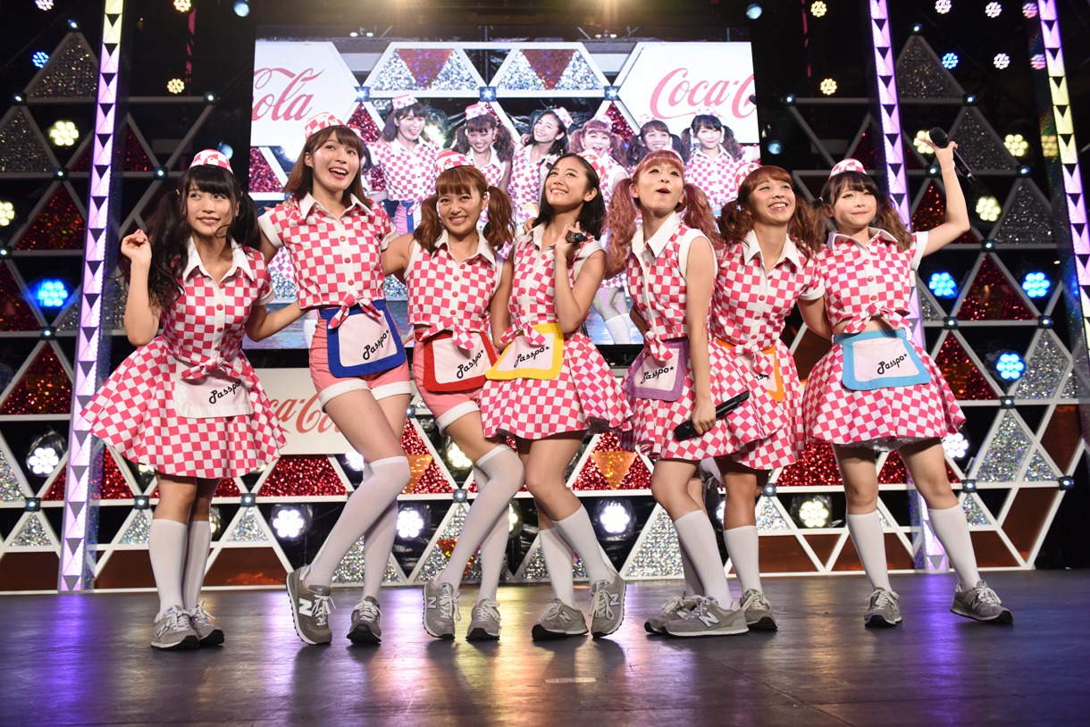 PASSPO☆によるライブの様子。