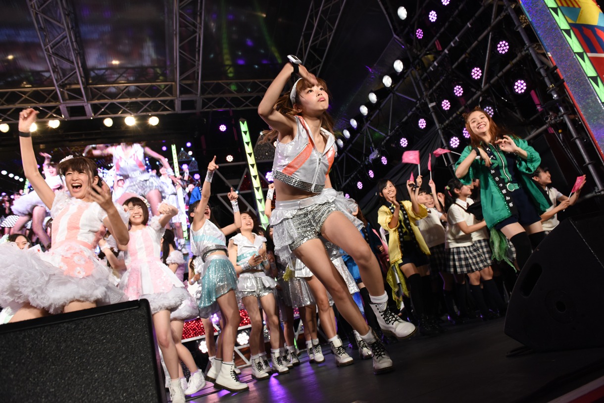 CM出演権獲得のために歩数計を揺さぶる渡邊真由（palet）、伊山摩穂（GEM）、YUKINO（La PomPon）。