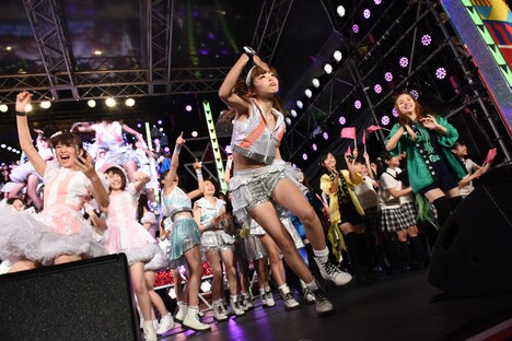 CM出演権獲得のために歩数計を揺さぶる渡邊真由(palet)、伊山摩穂(GEM)、YUKINO(La PomPon)。
