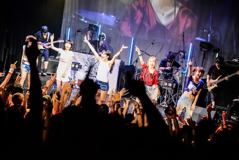 Q'ulle全国ツアーの東京・WWW公演の様子。（Photo by Kana Tarumi）