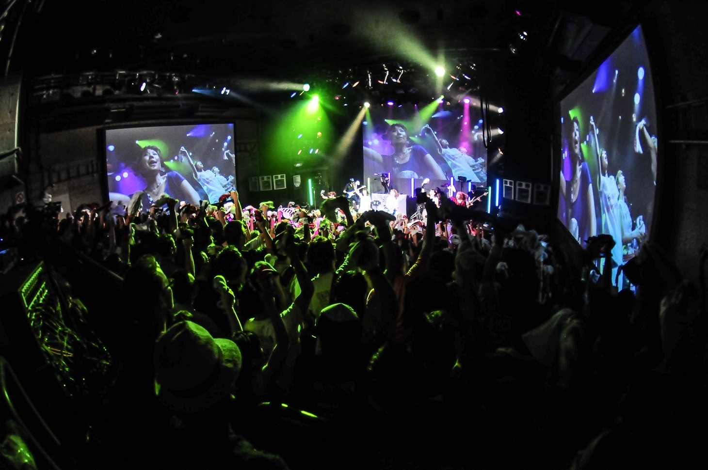 Q'ulle全国ツアーの東京・WWW公演の様子。（Photo by Kana Tarumi）